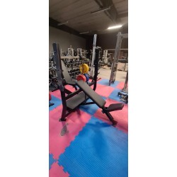 HAMMER STRENGTH LUTNINGSBÄNKPRESS